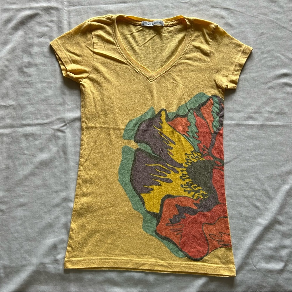 💥Blue Ribbon Yellow with Graphic Flower Print V-Neck T-Shirt Graphic Tee Size S